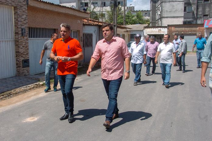 Marcelo Palmeira vistoria obras de pavimentação no Tabuleiro