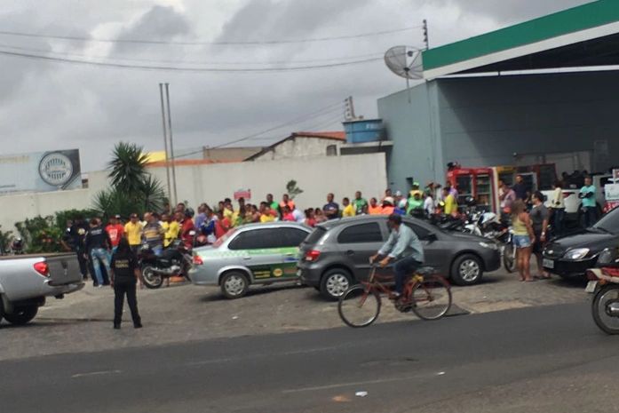 PF e PM flagram motociclistas com vale de combustível em Arapiraca
