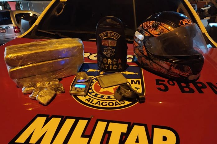 Suspeito joga sacola com barras de maconha para evitar prisão em flagrante da Polícia
