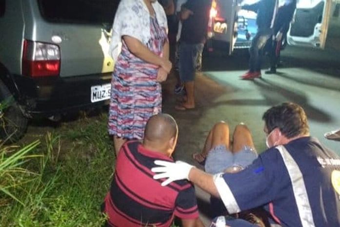 Colisão entre carro e poste deixa casal ferido em Arapiraca