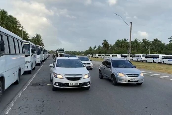 Motoristas de transporte complementar realizam protesto contra o transporte irregular; veja vídeo