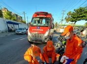Colisão entre carro e moto deixa mulher ferida na Av. Gustavo Paiva; Bombeiros são acionados 