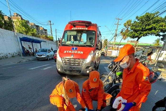 Colisão entre carro e moto deixa mulher ferida na Av. Gustavo Paiva; Bombeiros são acionados