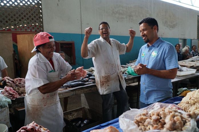 No Mercado de Arapiraca, o apoio dos conterrâneos emociona Rodrigo