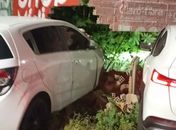 Veículos colidem, atingem muro e mulher fica ferida em Arapiraca