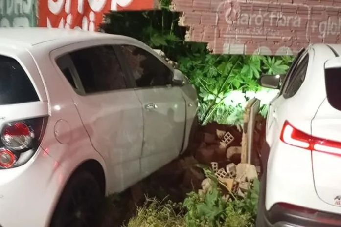 Veículos colidem, atingem muro e mulher fica ferida em Arapiraca