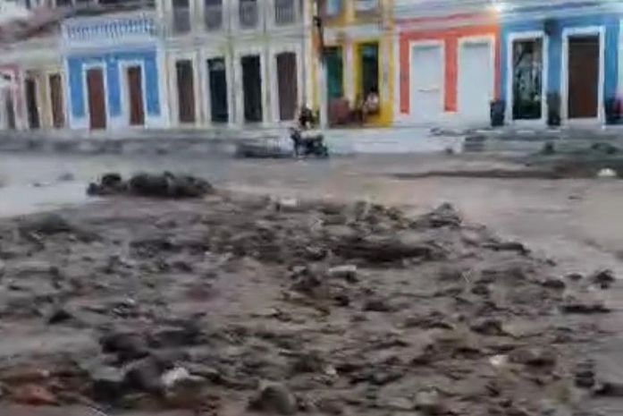 Fortes chuvas alagam ruas e causam transtornos em Piranhas, Sertão de AL; veja vídeos 