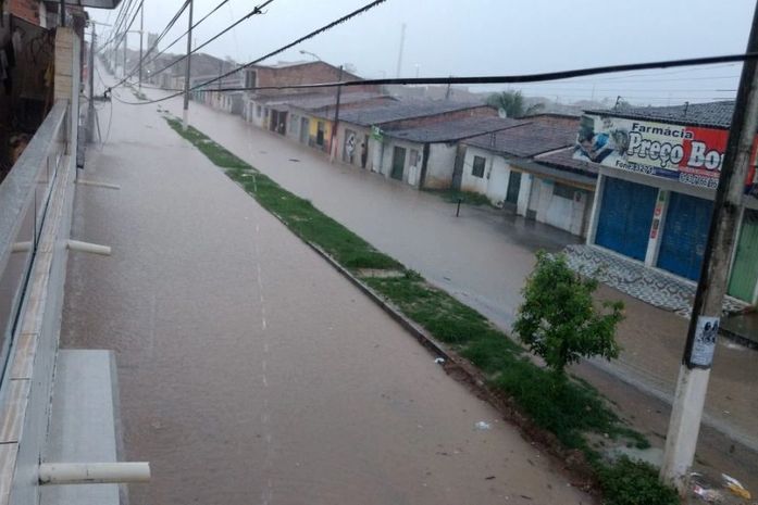 Chuva forte deixa parte de São Miguel dos Campos alagada; veja vídeo