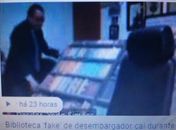 Desembargador segura "estante com livros". Só que não