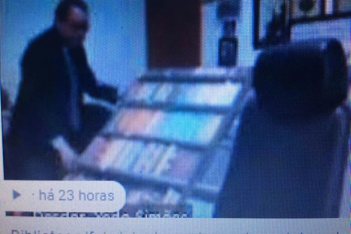 Desembargador segura "estante com livros". Só que não
