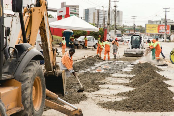 Equipes finalizam intervenções em galeria pluvial da Avenida Gustavo Paiva.