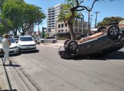 Capotamento deixa uma pessoa ferida na Avenida Amélia Rosa
