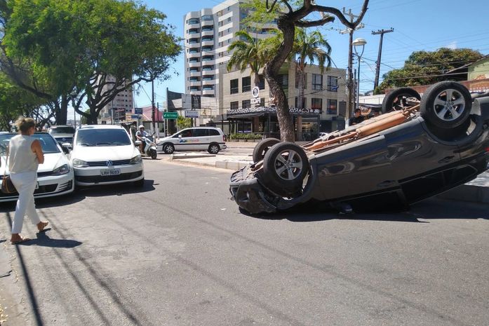 Capotamento deixa uma pessoa ferida na Avenida Amélia Rosa