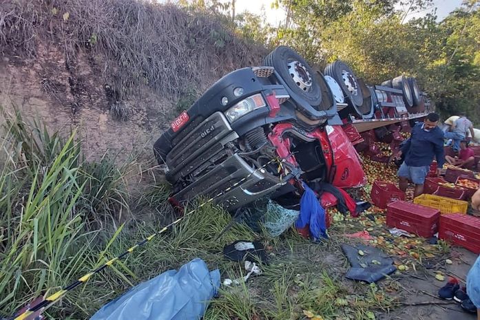 Motorista de caminhão que seguia com carga de tomate para o Ceasa morre após veículo tombar