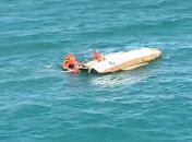 Vídeo: catamarã naufraga na orla de Maceió e dois tripulantes são resgatados pelo Corpo de Bombeiros