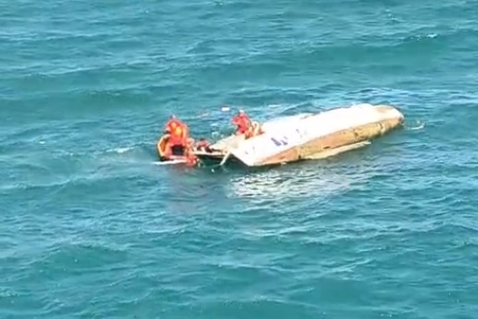 Vídeo: catamarã naufraga na orla de Maceió e dois tripulantes são resgatados pelo Corpo de Bombeiros