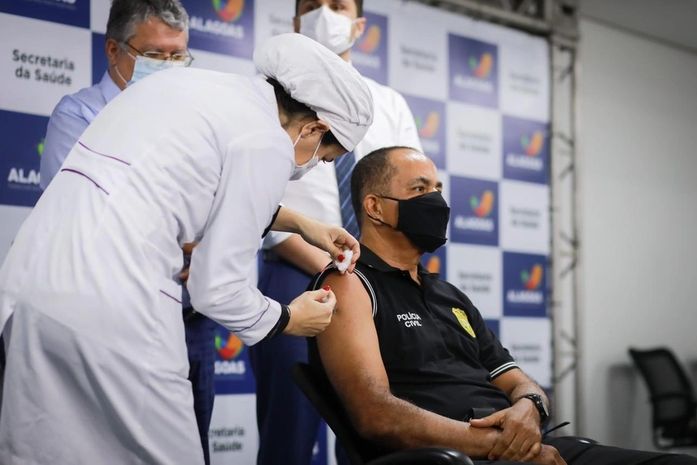 "É fácil recomendar a suspensão quando não estão na linha de frente", critica Sindpol sobre pedido de suspensão da vacina