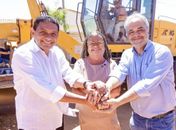 Ao lado de secretário de Estado Júlio Cezar e de deputado Estadual Silvio Camelo, prefeita Tia Júlia anuncia início da primeira etapa de obras de pavimentação no Loteamento Sabiá