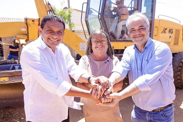 Ao lado de secretário de Estado Júlio Cezar e de deputado Estadual Silvio Camelo, prefeita Tia Júlia anuncia início da primeira etapa de obras de pavimentação no Loteamento Sabiá