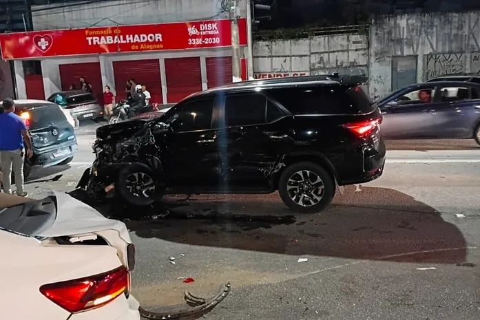 Deputado é ameaçado de linchamento após engavetamento e se recusa a bafômetro, detalha boletim