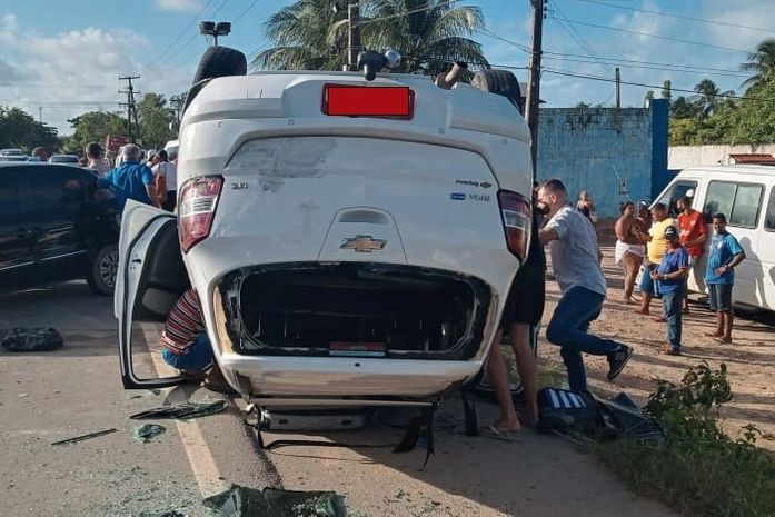 Acidente entre dois veículos de passeio deixa o trânsito lento na AL-101 Norte