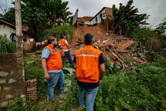 Defesa Civil orienta moradores das áreas de risco da capital