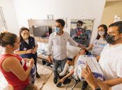 Prefeito JHC entrega medicamentos e fraldas do Programa Remédio em Casa