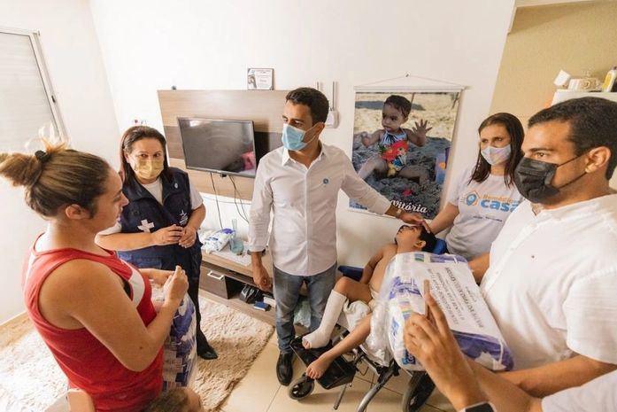 Prefeito JHC entrega medicamentos e fraldas do Programa Remédio em Casa