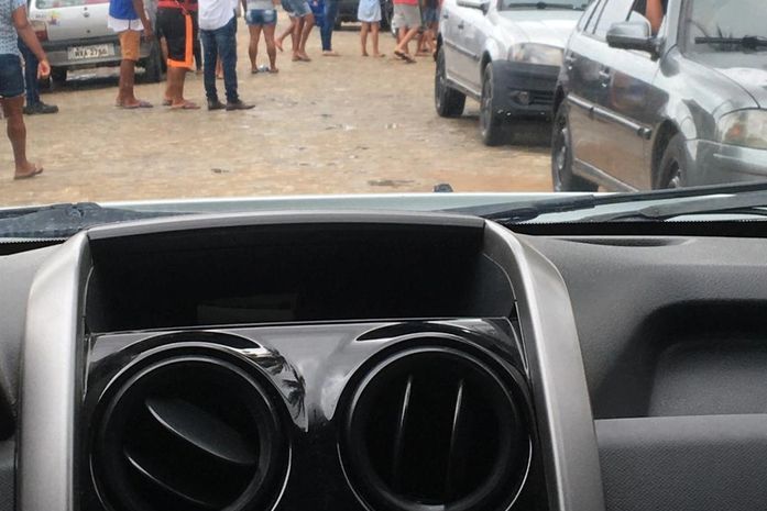 Eleitores se aglomeram na residência de prefeito