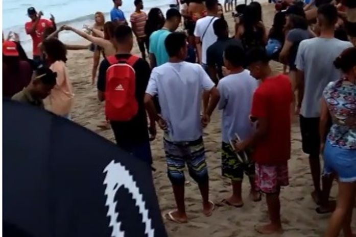 Festa na Orla de Ponta Verde tem aglomeração e organizador rebate: "não quer pegar o vírus? Fica em casa"