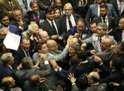 Sessão na Câmara teve empurra-empurra