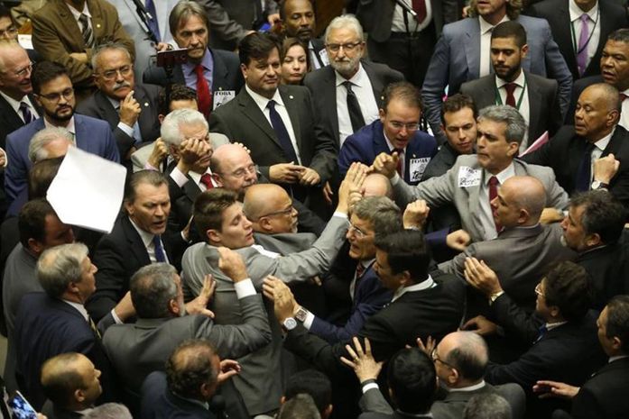 Sessão na Câmara teve empurra-empurra