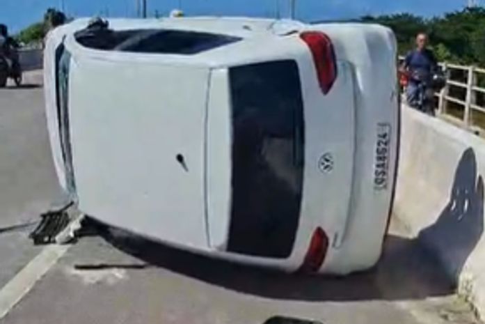 Ciclista fica ferida após ser atingida por carro na Ponte Divaldo Suruagy; veículo tombou após colisão