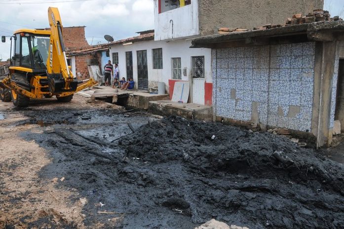 Ruas que racharam após chuvas podem ser interditadas