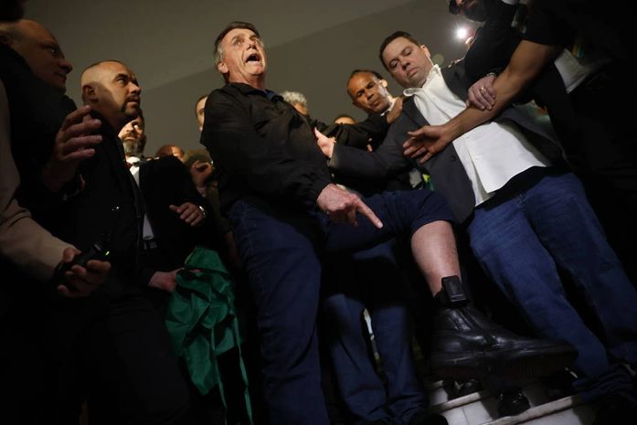 Os Bolsonaro fora de controle