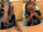 Q’ela Pierce, de Orlando, na Flórida, EUA, coloca as mãos na cabeça quando o pai, Quaneef Pierce, chama o nome dela.