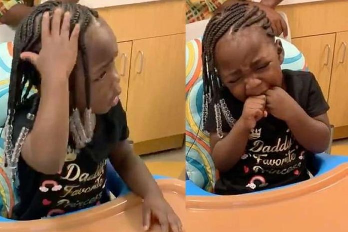 Q’ela Pierce, de Orlando, na Flórida, EUA, coloca as mãos na cabeça quando o pai, Quaneef Pierce, chama o nome dela.