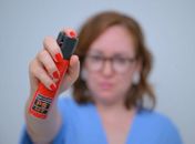 “Eu poderia ter reagido”: entre proteção e riscos, mulheres de AL avaliam lei do spray
