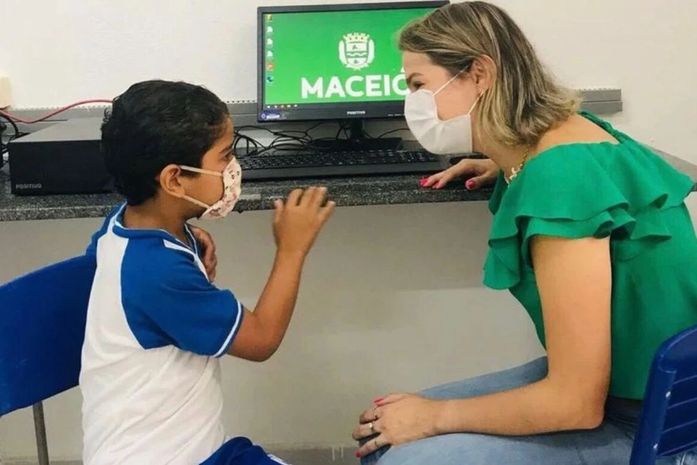 Vereadora Gaby Ronalsa protocola PL para combater a evasão e o abandono escolar em Maceió