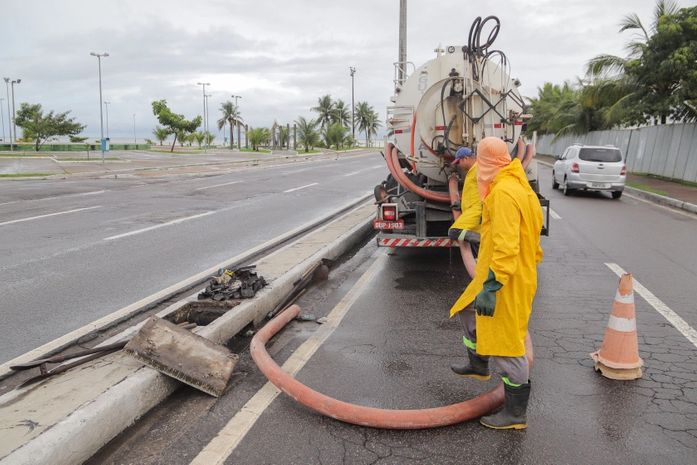 Caminhões de hidrojateamento e sucção auxiliam na limpeza de galerias