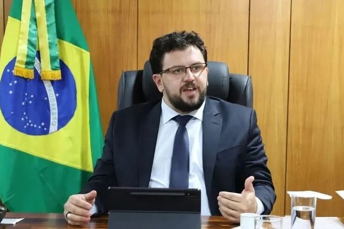 PF acha mensagens de Roberta Luchsinger tratando de negócios com Lulinha e Marcola