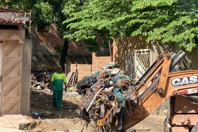 Após novas denúncias, 10 toneladas de entulho são retiradas de casas de acumuladores em Maceió