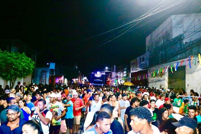 Foliões invadem ruas de Palmeira com o Bloco do Povo e a banda Cheiro de Amor