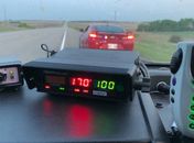 Adolescente é multado por excesso de velocidade no Canadá e culpa frango empanado