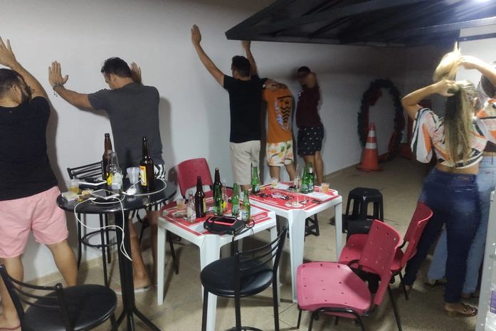 Pelopes flagra grupo aglomerado em posto de combustíveis em Arapiraca