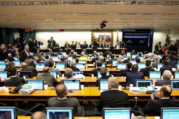 CCJ aprova relatório pela inadmissibilidade de denúncia contra Temer