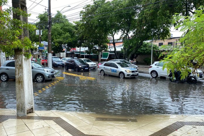 Fortes chuvas causam alagamento e transtornos em vários pontos de Maceió; Veja vídeos