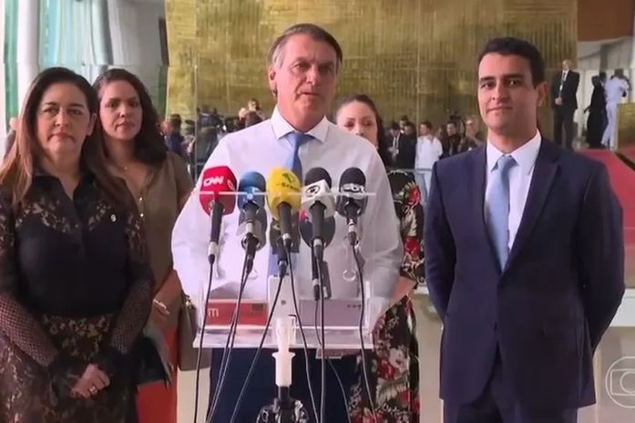 Afinal, quem será o candidato de JHC a presidente? Lula ou Flávio Bolsonaro?