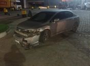 Honda Civic estava estacionado na entrada de um posto de combustíveis e foi atingido pelo Fiat Palio.