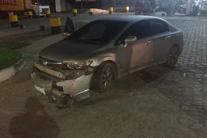 Honda Civic estava estacionado na entrada de um posto de combustíveis e foi atingido pelo Fiat Palio.